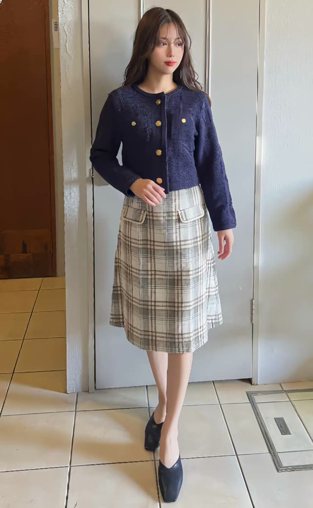 クローゼットで悩む女性のイメージ